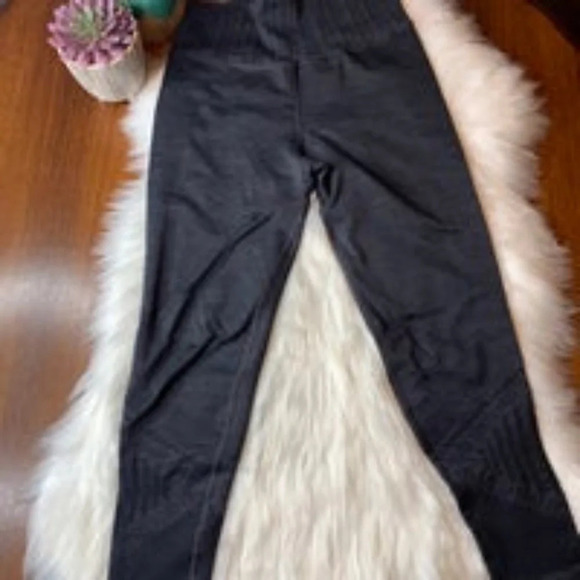 Athleta Halasana Seamless 7/8 Tights - Picture 3 of 7